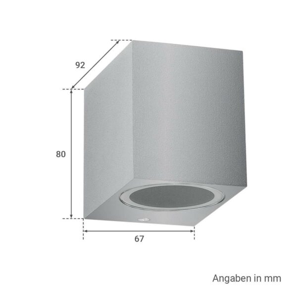 Zu dieser eckigen LED Wandleuchte müssen die GU10 Lampen separat dazu bestellt werden. Sie entscheiden also, ob Sie warmweißes, neutralweißes oder kaltweißes LED Licht wünschen. Eine weitere Alternative sind GU10 Lampen RGB CCT, die in 16 Millionen Lichtfarben leuchten können. Wir empfehlen die Smart Home-fähigen Produkte von MiBoxer. Die Wandleuchte ist Silber-farbig und aus witterungsbeständigem Aluminium gemacht. Das Licht wird durch eine Glasöffnung nach unten abgegeben. Aufgrund der Schutzart IP54 wird diese Leuchte als Außenwandleuchte verwendet. Dieses Model hat eine elegante, eckige Form. Die LED Außenwandleuchten werden gerne an die Hausfassade montiert, um das Haus bei Dunkelheit mit interessanten Lichteffekten herauszustellen. Ferner steigert man das Sicherheitsempfinden bei Dunkelheit und die Trittsicherheit. Weitere Außenbereiche lassen sich mit dieser Außenwandleuchte aufwerten: Balkon, Garage, Terrasse, Zufahrten, Innenhöfe, Carport. Nichtsdestotrotz ist die Wandleuchte auch für Innenbereiche geeignet. Zu oft wird Kellern, Gängen, Korridoren, etc. wenig Aufmerksamkeit geschenkt bei der lichttechnischen Aufbereitung. Und das ist schade, da es so viele Möglichkeiten gibt, um auch aus diesen „unwichtigen“ Räumen echte Hingucker zu machen. Hotels, Museen, Bürogebäude, etc. haben meist eine Vielzahl Verbindungsgänge, die man vielleicht mit einer stylischen Beleuchtung aufwerten könnte. Zweckdienlichkeit und Design können koexistieren. Diese eckige Wandleuchte hat eine Höhe von 80 mm und eine Breite von 67 mm. Diese kompakte Wandleuchte läuft mit einer Betriebsspannung von 230V.